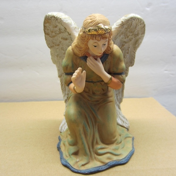 Kirkland Signature Nativity Set (13) Kneeling Angel Replacement only Christmas - Picture 1 of 7